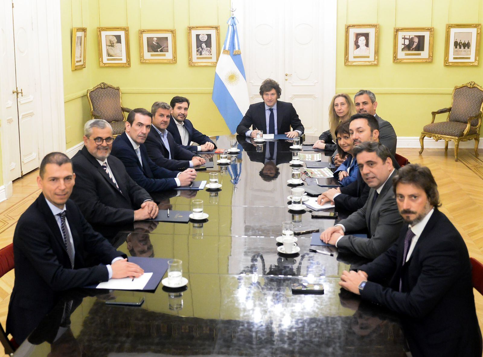 Los diputados radicales Luis Picat, José Tournier, Pablo Cervi, Mariano Campero y Martín Arjol, que cambiaron su voto en la reforma jubilatoria, junto al presidente Javier Milei y funcionarios del gabinete