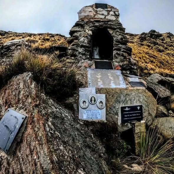 En una gruta hay un ícono de la Virgen de Loreto, patrona de la aviación (Foto: @natanaelpaolucci)