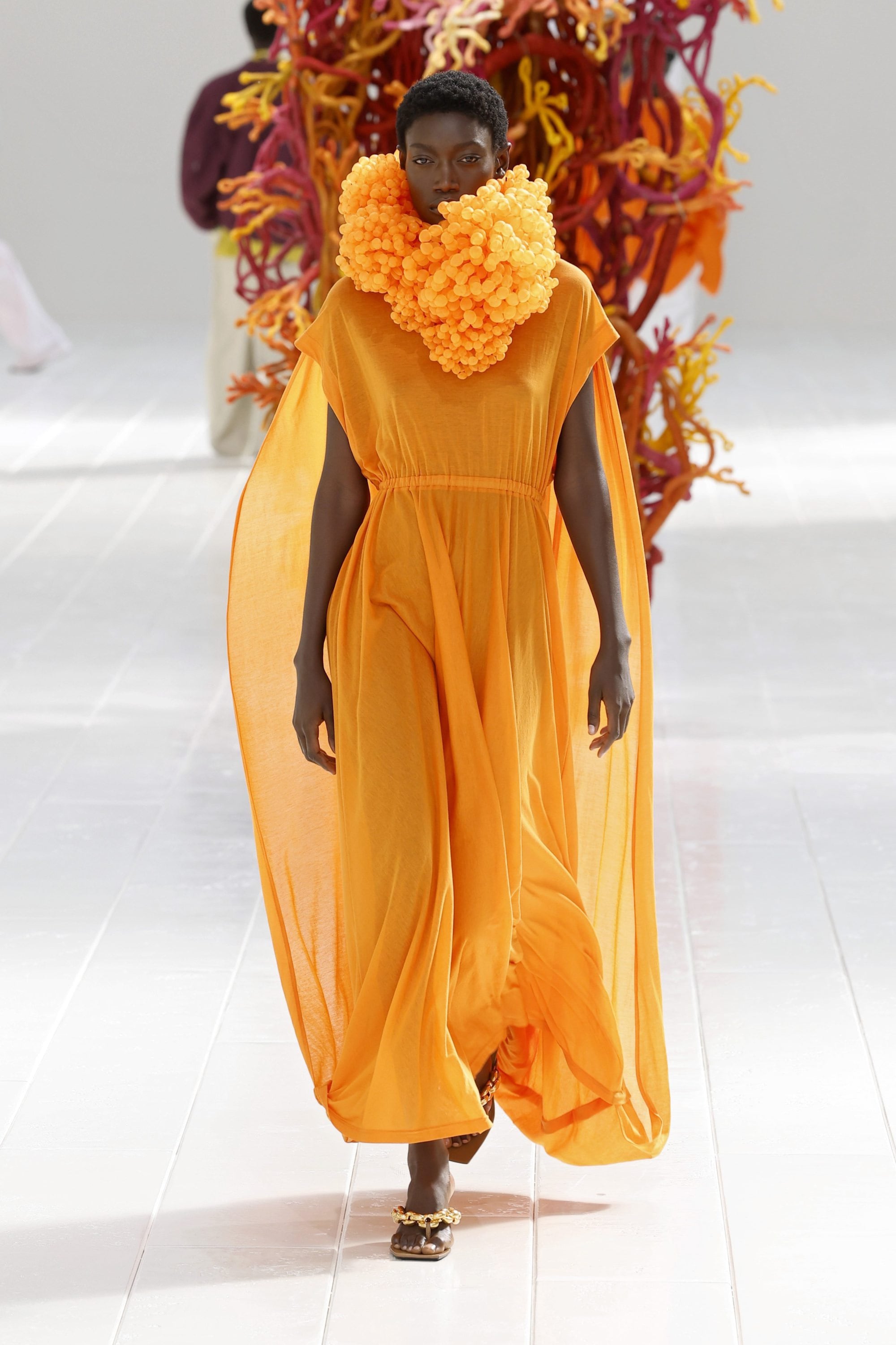 Una colección inspirada en los corales: vestidos completamente naranjas, cubiertos de flores de organza, convivieron con rosas, azules y amarillos
