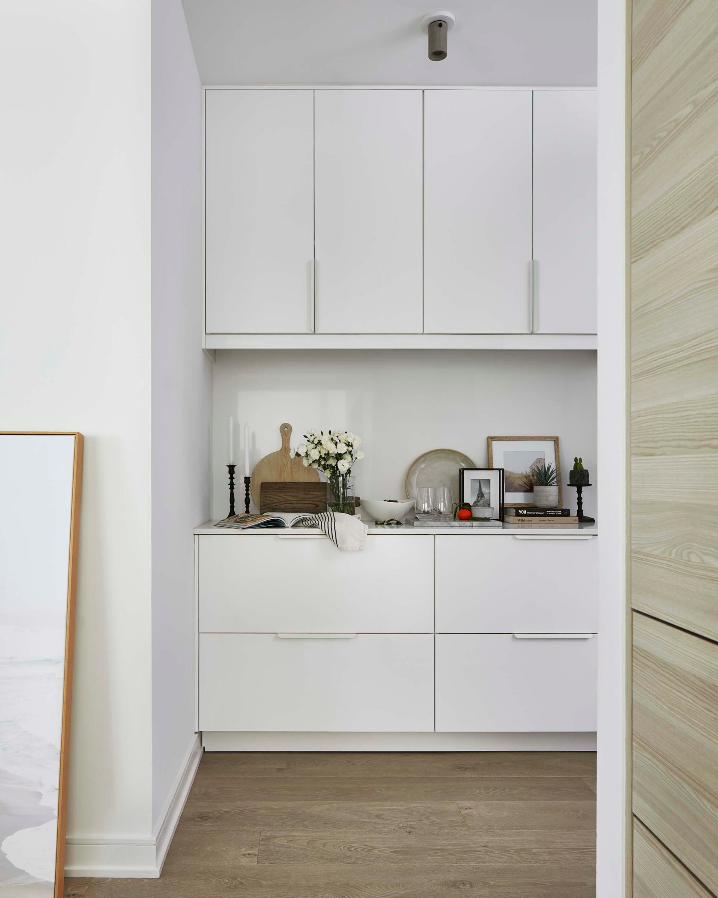 Mueble en dos alturas diseñado por Mabel Design Co. y ejecutado a medida por Azizing Design.