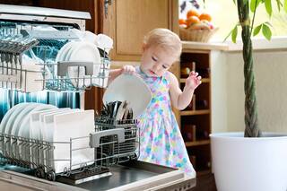 Medio ambiente: ¿qué es mejor para el planeta, lavar a mano o en lavavajilla?