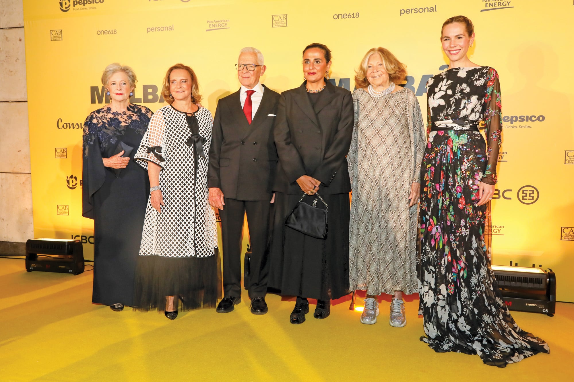 De izquierda a derecha: miembro del Comité Honorario,
Patricia Phelps de Cisneros, Teresa Bulgheroni, vicepresidente de Fundación Malba, Eduardo Costantini, la princesa catarí H.E. Sheikha Al Mayassa
bint Hamad bin Khalifa Al Thani, Norah Garfunkel de Hojman, vicepresidente honoraria de Fundación Malba y Elina Costantini