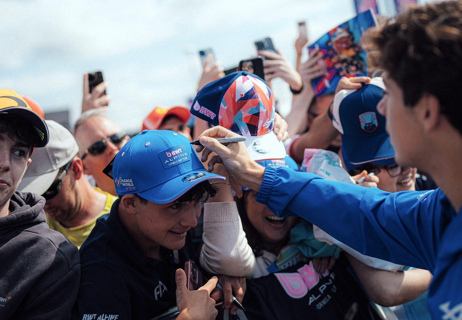 Franco Colapinto firma autógrafos en la previa de Silverstone