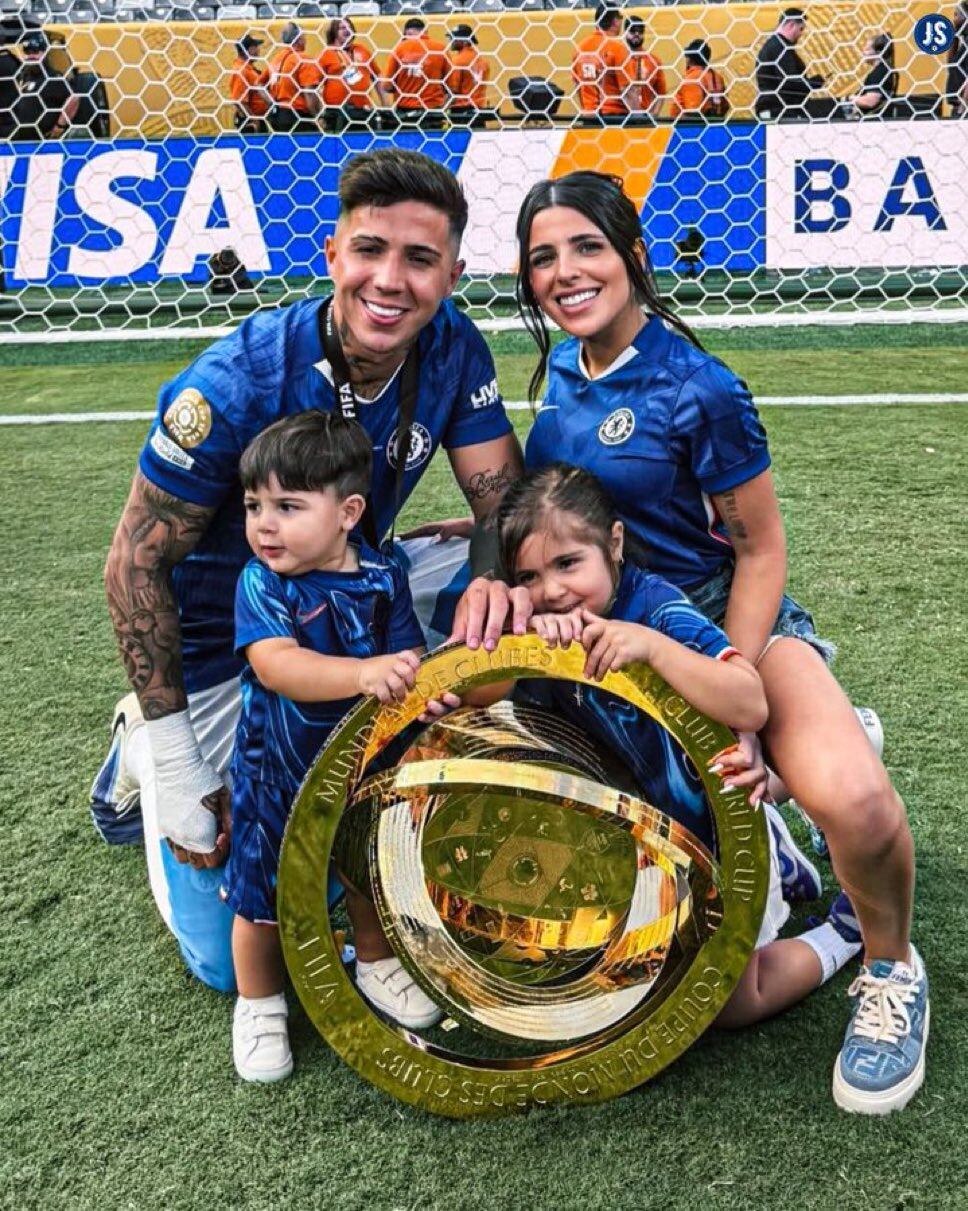 Foto familiar: Enzo, Valentina y sus dos hijos: Olivia y Benjamín