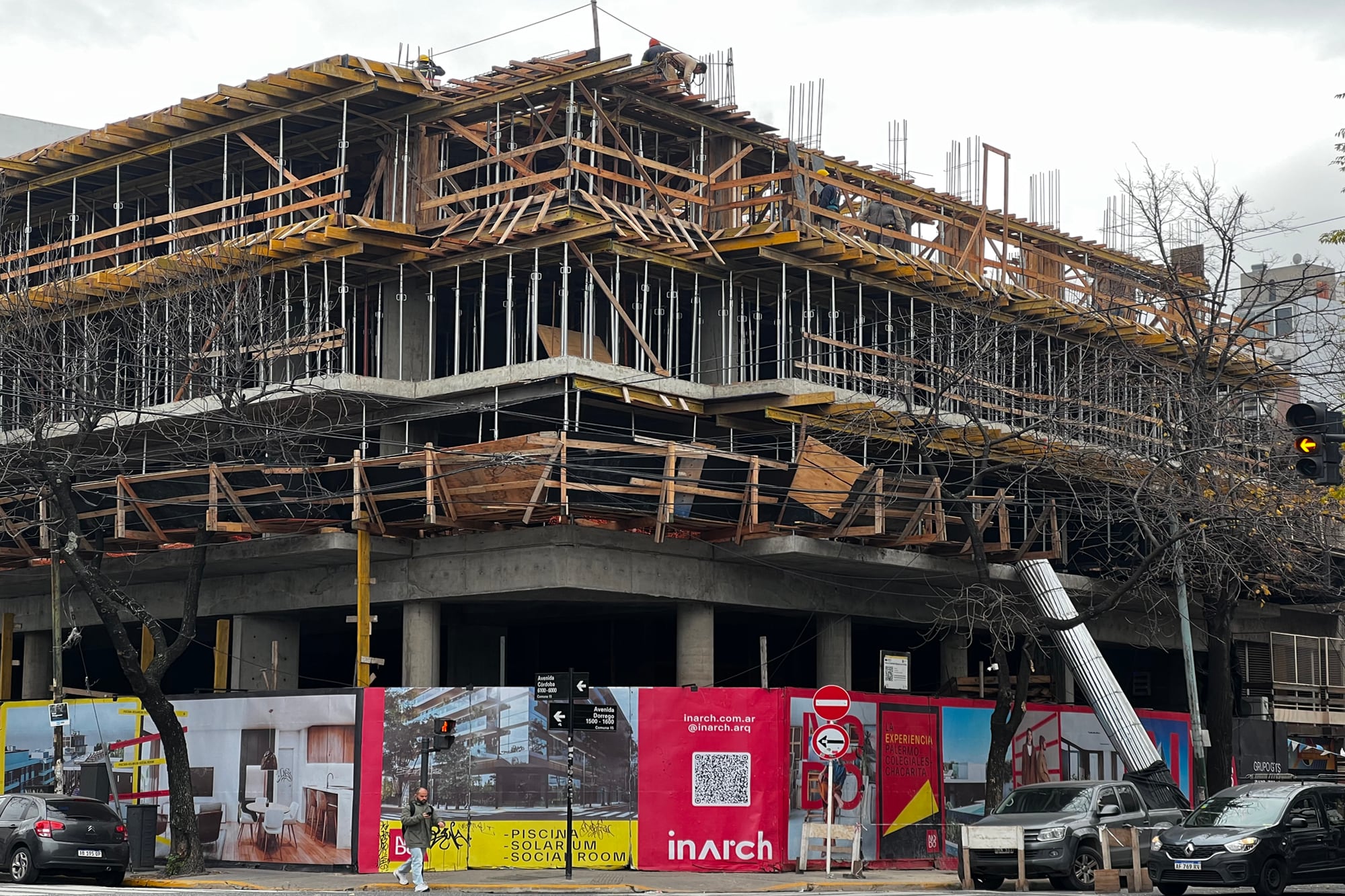 En un momento en que el costo de construcción sigue alto, surge la inquietud de cuál es la mejor forma de tener una propiedad por un precio accesible