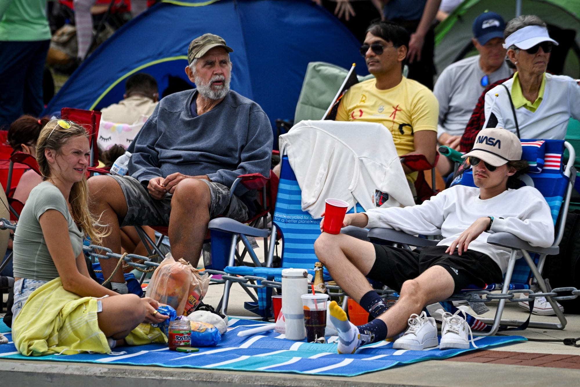 La gente se acercó muchas horas antes del despegue para asegurar el mejor lugar posible