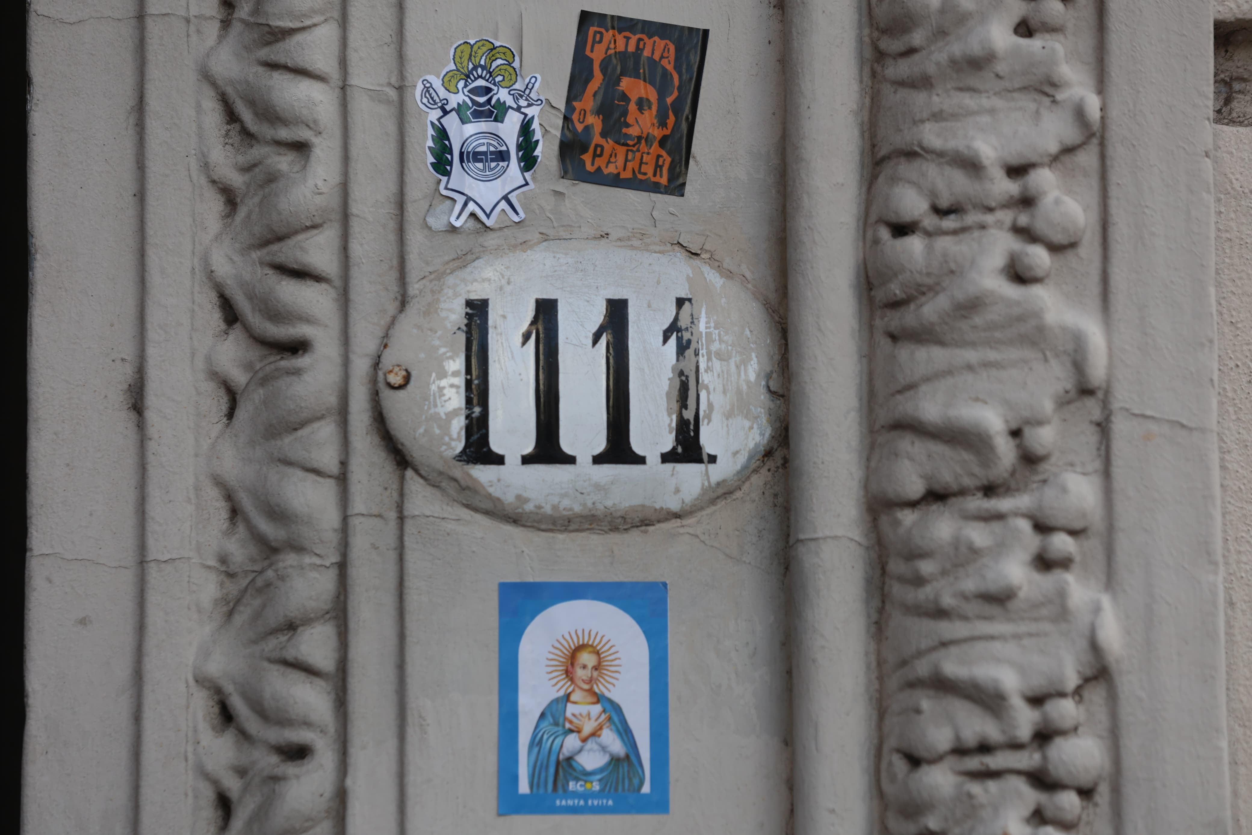 El ingreso al departamento de San José 1111