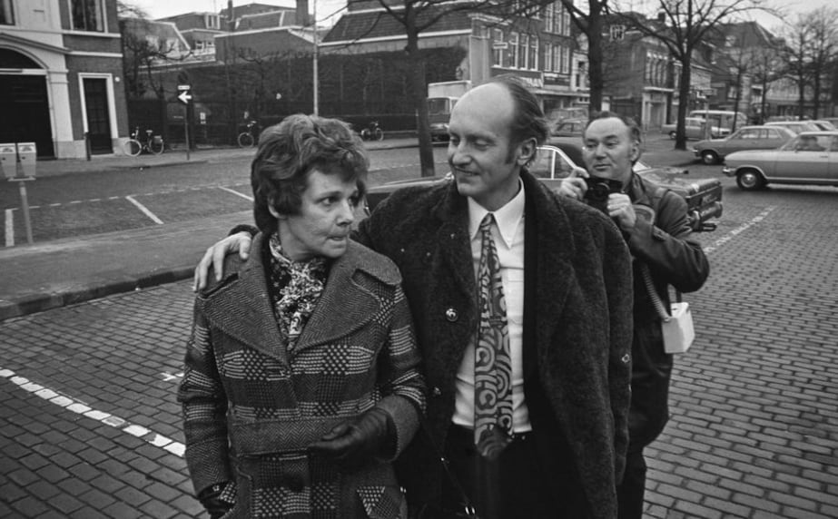La doctora Truus Postma y su esposo Andries, camino al tribunal de Leeuwarden. Foto: Archivo Nacional