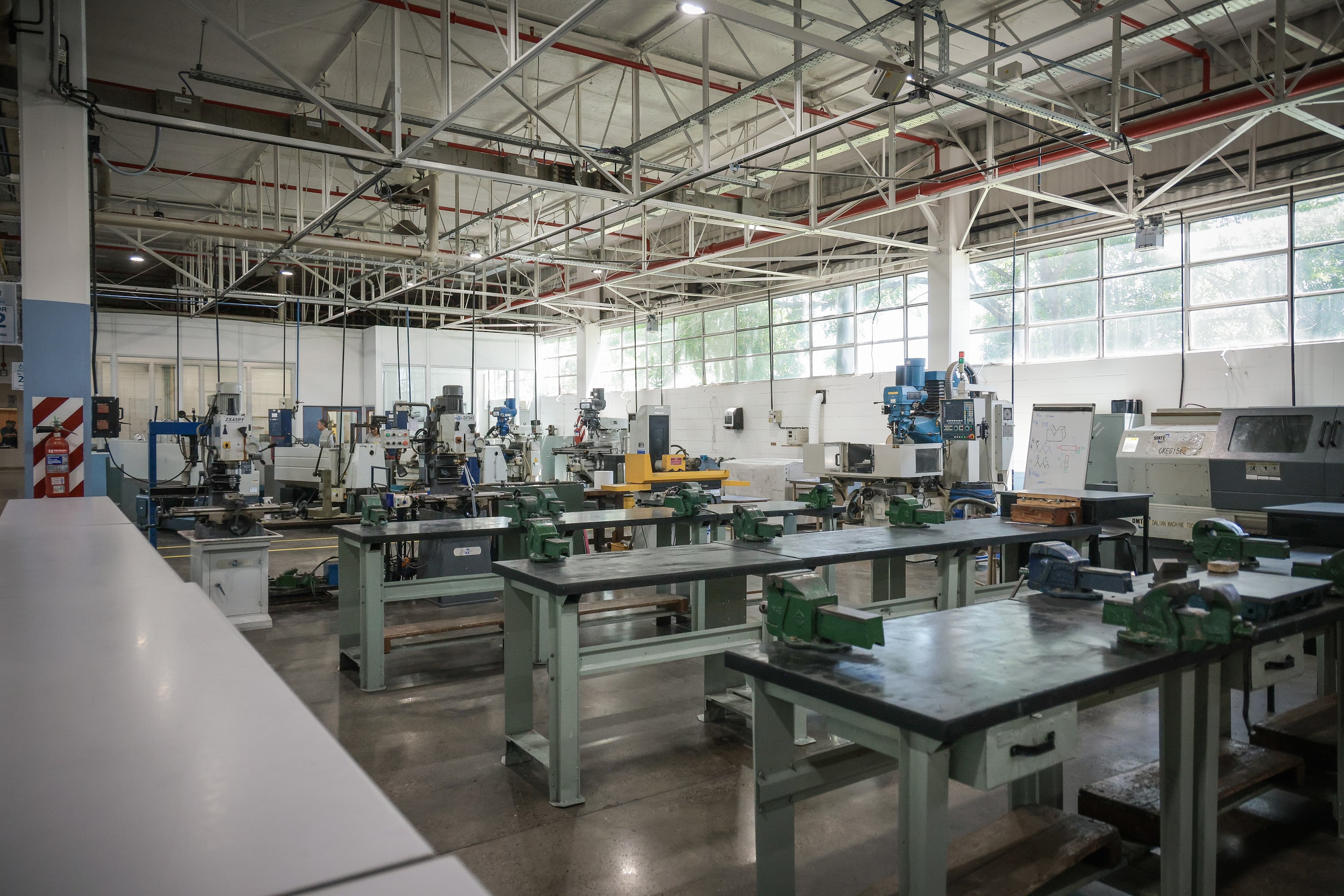 La escuela técnica de una automotriz que enseña con 10 impresoras 3D y tres robots industriales