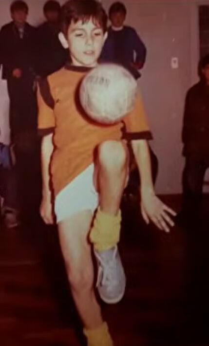 Diego Fernández Lima haciendo jueguitos con la pelota