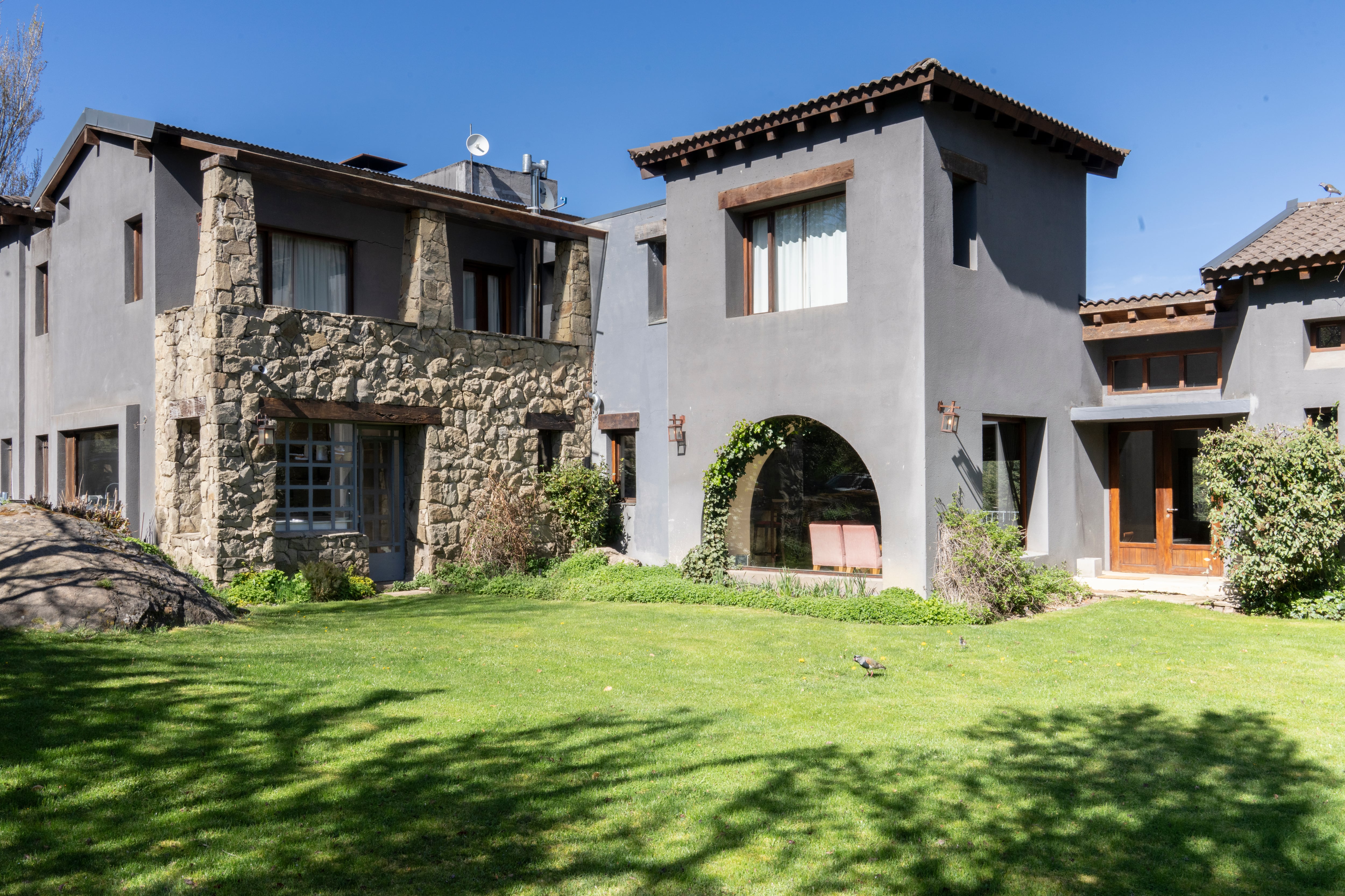 A dos décadas de su inauguración, el hotel mantiene su clima íntimo y lejos del ruido de la ciudad