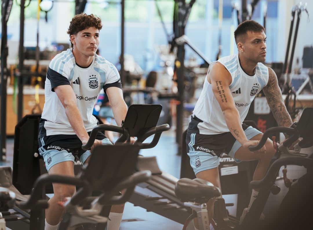 Julián Alvarez haciendo entrenamiento en el gimnasio en Kansas City, junto a Lautaro Martínez