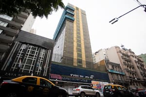 El hotel de 20 pisos que se construyó para el Mundial 78, y hoy, tapiado, aguarda su próximo destino