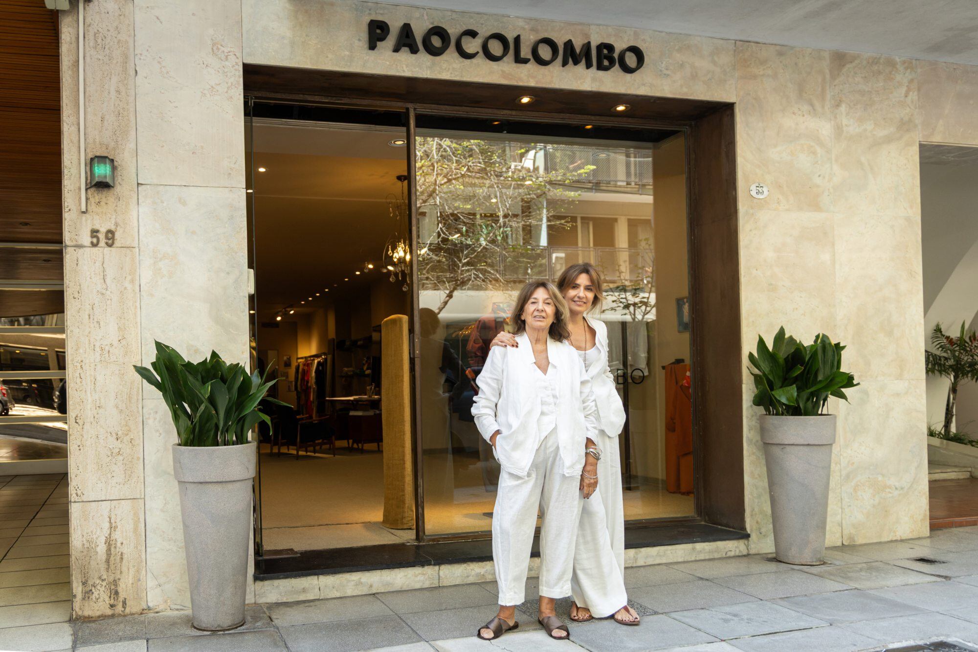 Any y Pao en la puerta del local de Recoleta