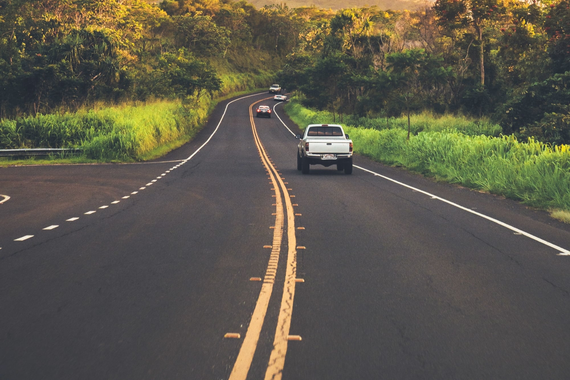 Doble línea amarilla en carreteras de EE.UU.: cuándo es ilegal cruzarla y qué multas aplican