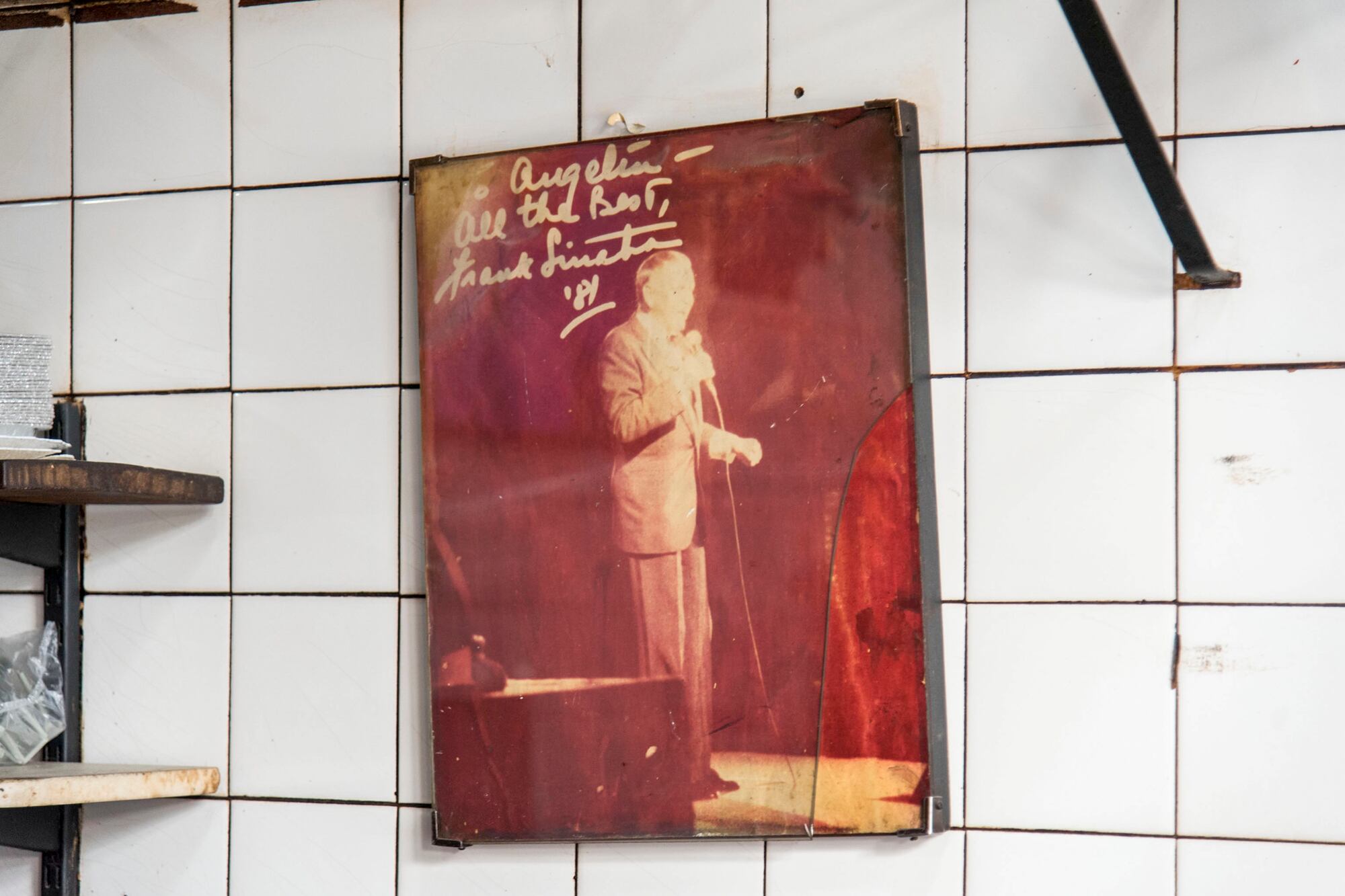Foto autografiada por Frank Sinatra cuando visitó la Argentina y probó la pizza de Angelín