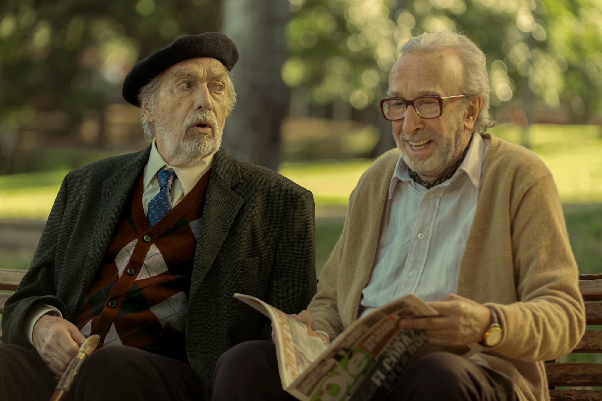 En esta historia, Luis Brandoni interpreta a León Schwartz, un verborrágico militante del Partido Comunista. Por su parte, Eduardo Blanco es Antonio Cardozo, un eterno conformista que está a punto de ser desalojado de su casa y de su trabajo de toda la vida