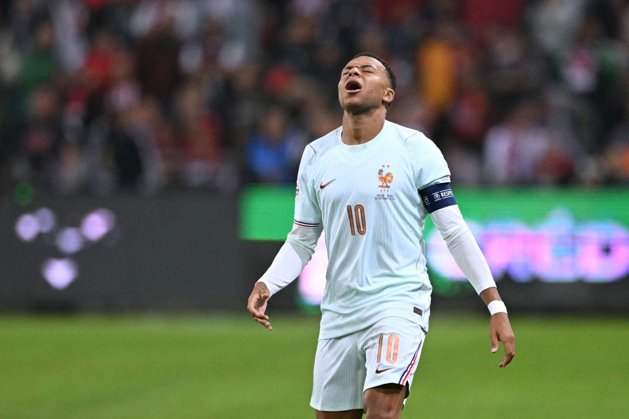 Apenas marcó el gol de Francia en el 1-0 a Turquía, Mbappé notó que algo no estaba bien en la rodilla izquierda y no llegó a celebrar; puede perderse varios partidos, incluso de Real Madrid.