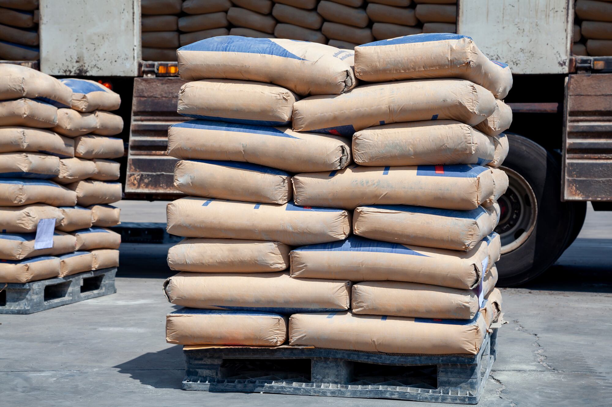 La bolsa de cemento de 50 kilos tiene un costo mínimo aproximado en $10.400