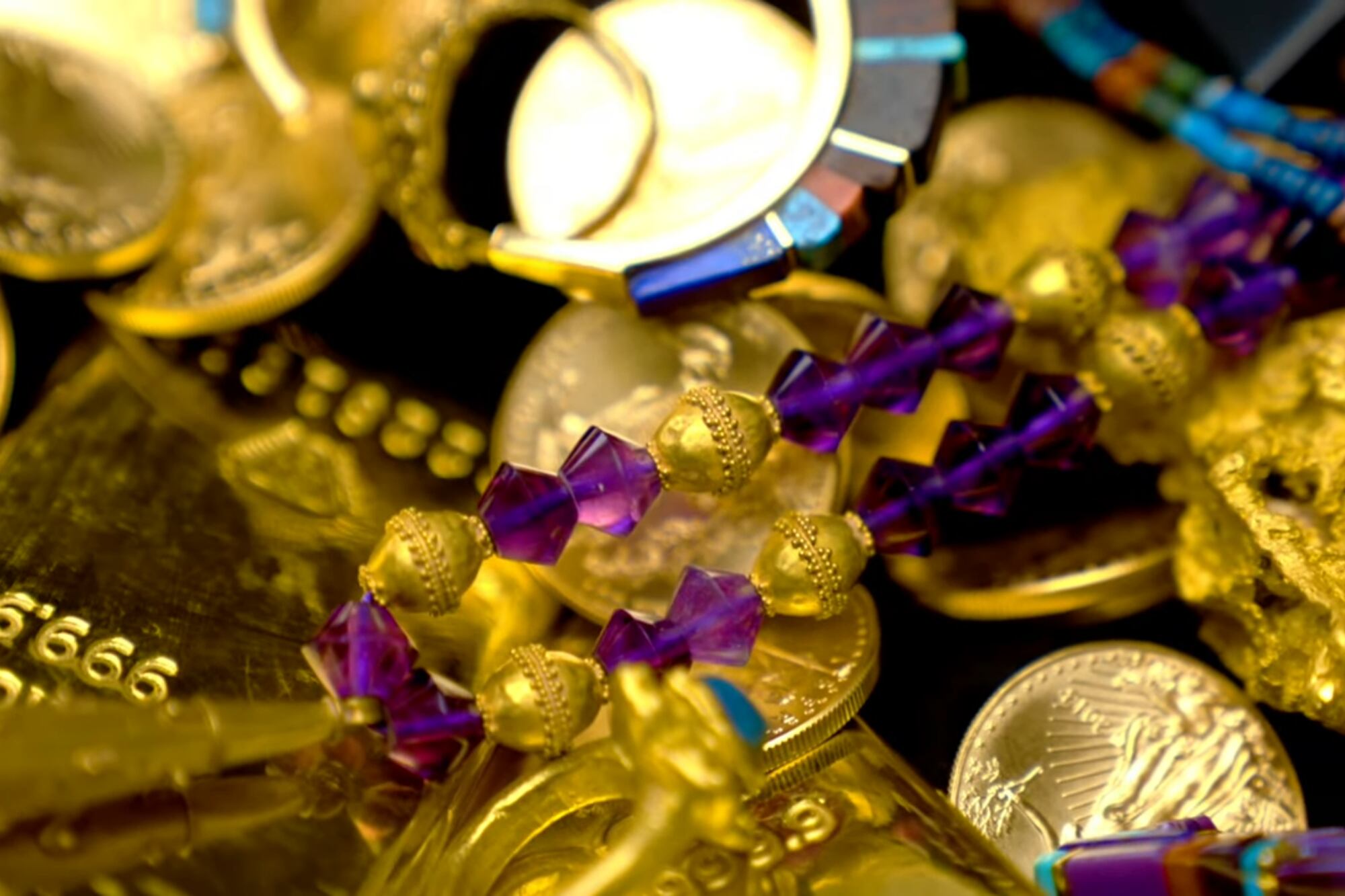 Una Bitcoin, valorada en aproximadamente US$100 mil, forma parte de los tesoros escondidos