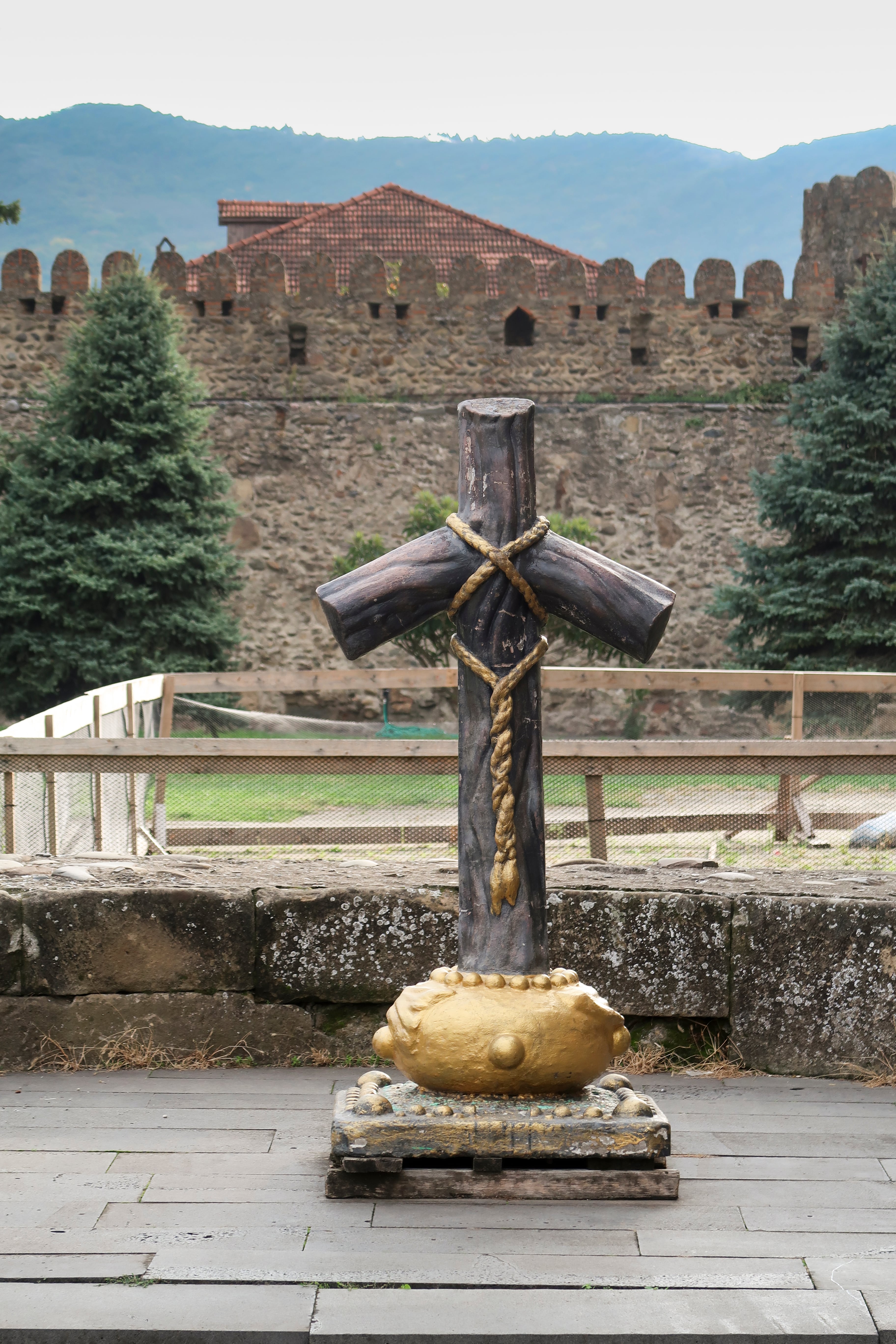 Reproducción de la cruz georgiana, o cruz de Santa Nina, hecha con troncos de vid