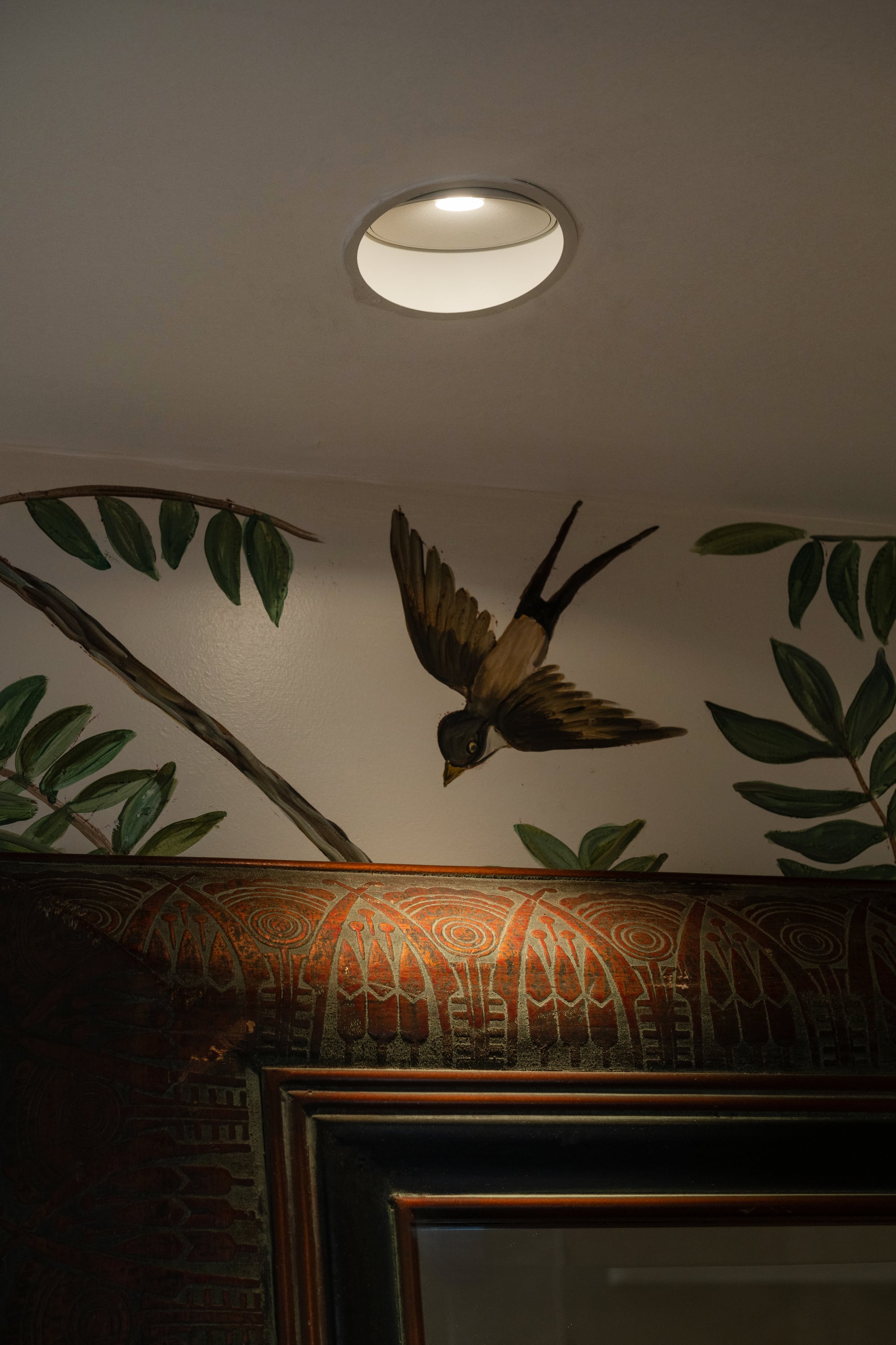 Buscando que el toilette no resultara impersonal, se sumó un espejo con marco de madera delicadamente trabajada.