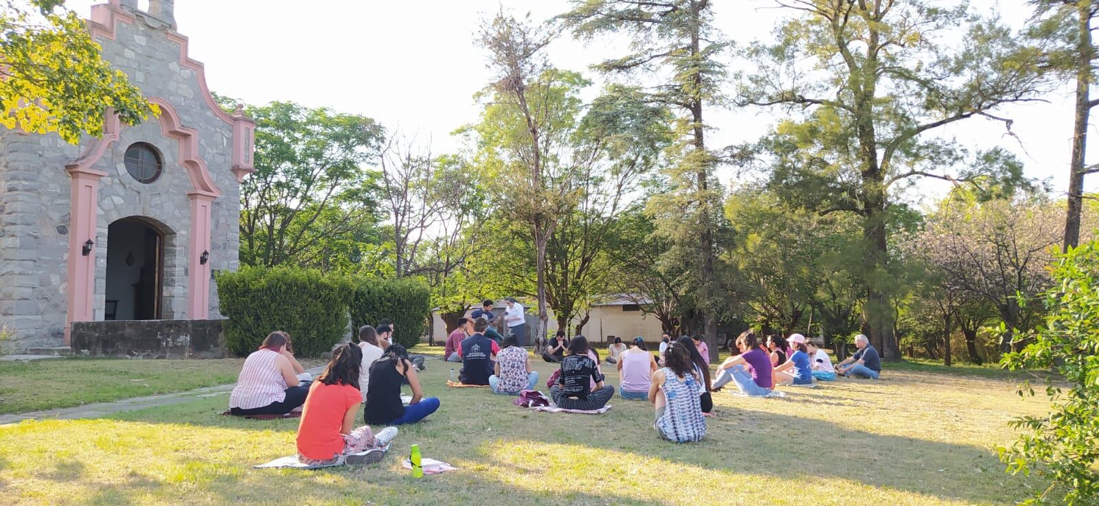 Para muchos jóvenes, el silencio puede ser abrumador al principio.