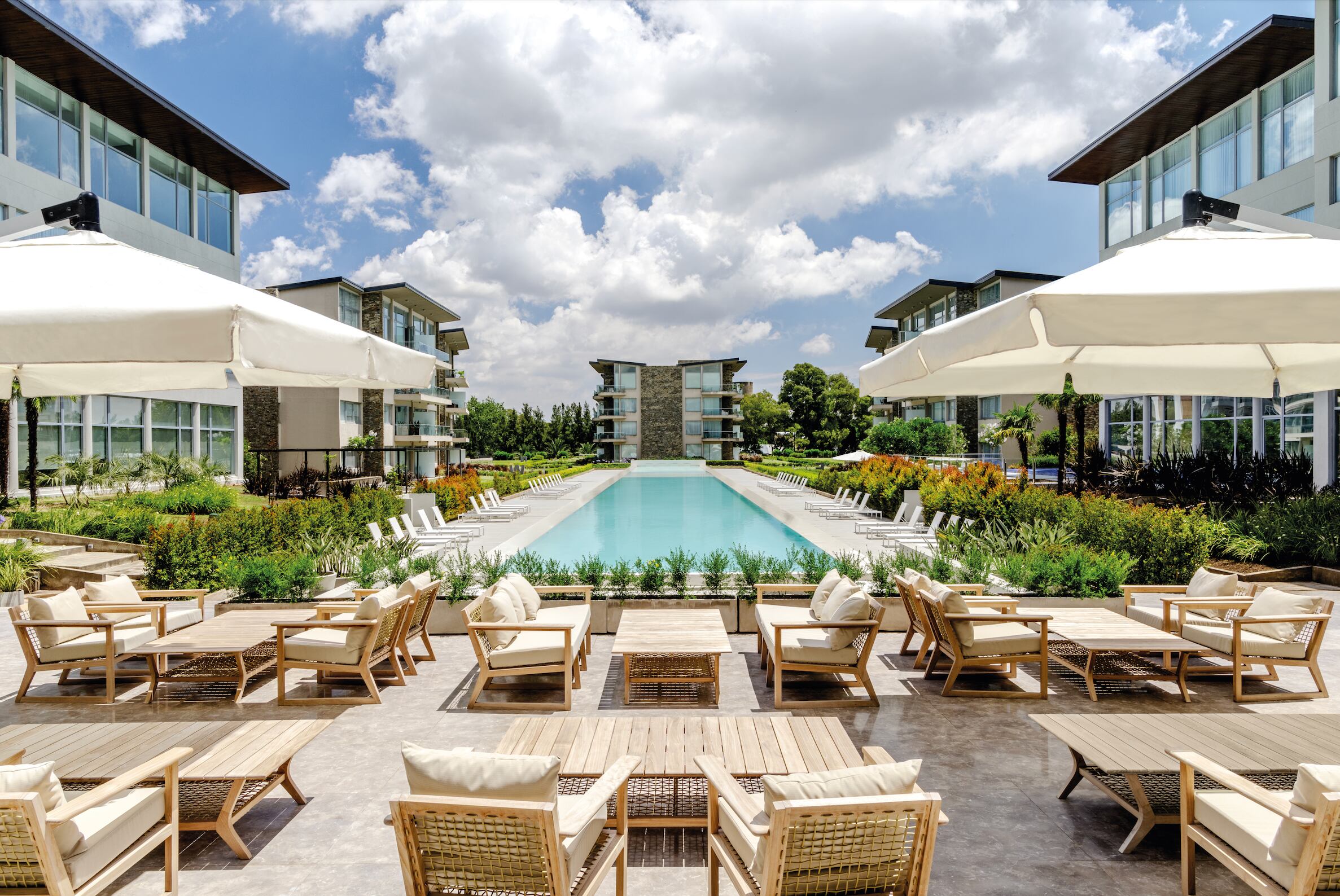 La extensa pileta exterior se completa con una versión interna in-out.