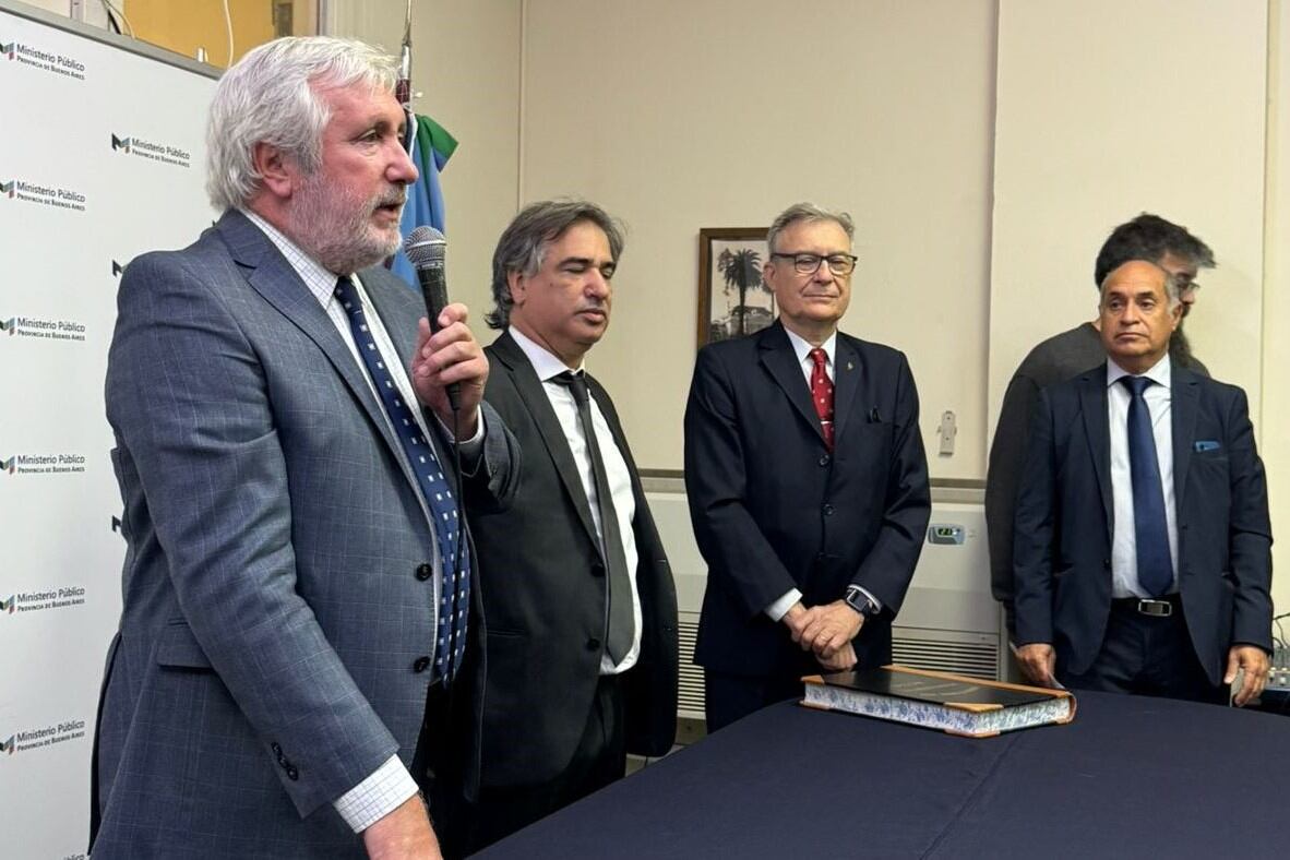 Carlos Baccini (segundo de izquierda a derecha), al jurar como fiscal general de Lomas de Zamora; junto a él, el procurador general bonaerense, Julio Conte-Grand
