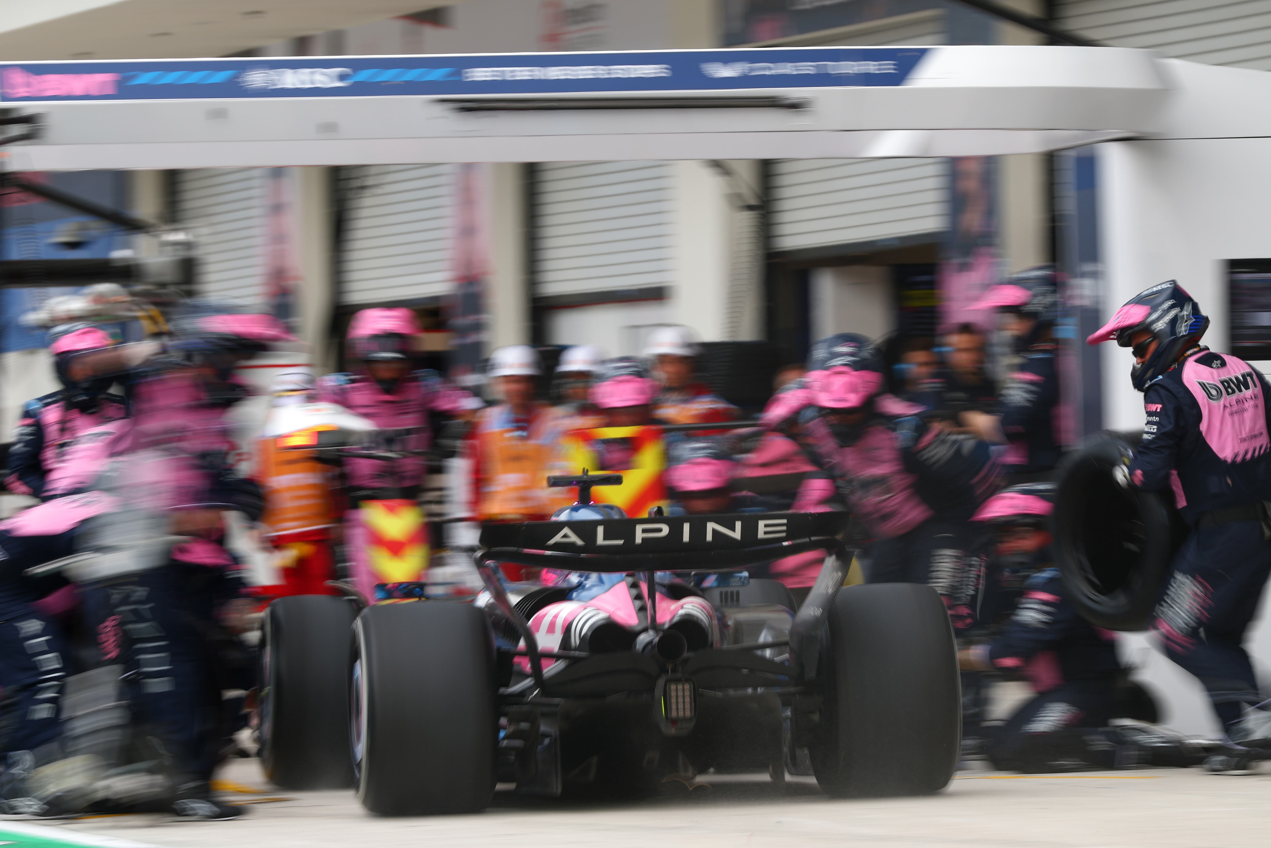 Los mecánicos trabajan en el auto de Gasly; en la perspectiva de Briatore, la salida del CEO de Renault, Luca de Meo, no afectará al equipo Alpine de Fórmula 1.