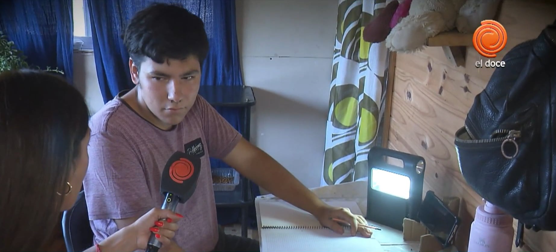 Gonzalo vive con su madre, que ahora trabaja de empleada doméstica en Buenos Aires; en su casa no tiene ni agua ni electricidad