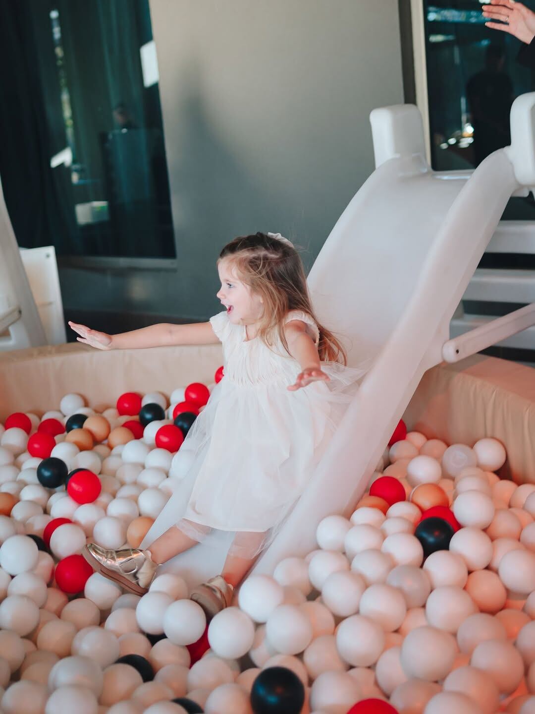 La cumpleañera lució un delicado vestido de tul color color manteca (Foto: Instagram @stephaniedemner)