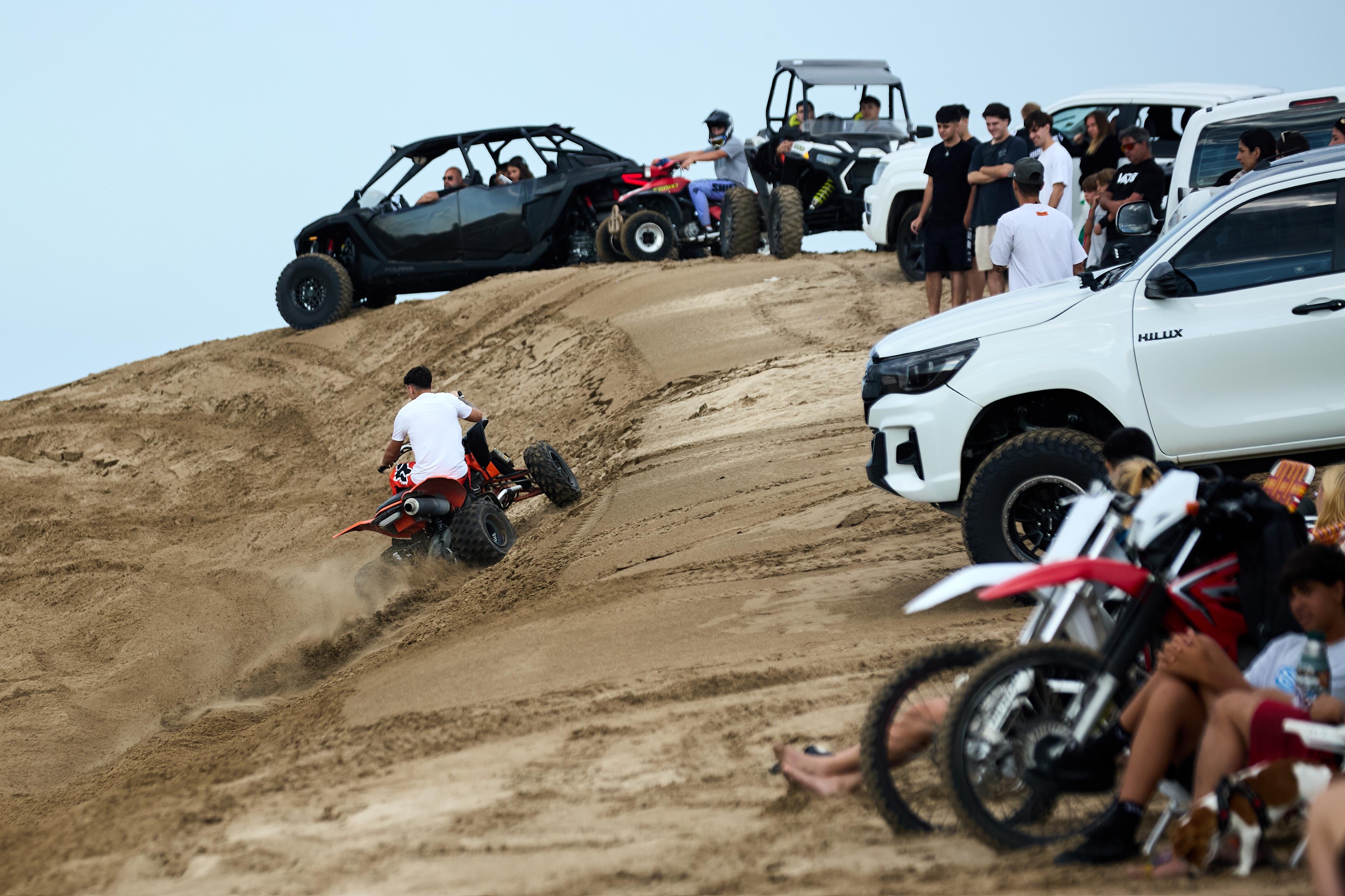 Movimiento de vehículos en la zona de La Frontera, en Pinamar, donde ocurrieron gran parte de los accidentes de la temporada de verano