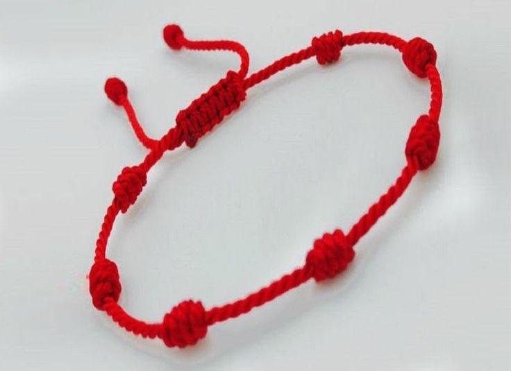 En algunos casos, se usa la cinta roja con siete nudos