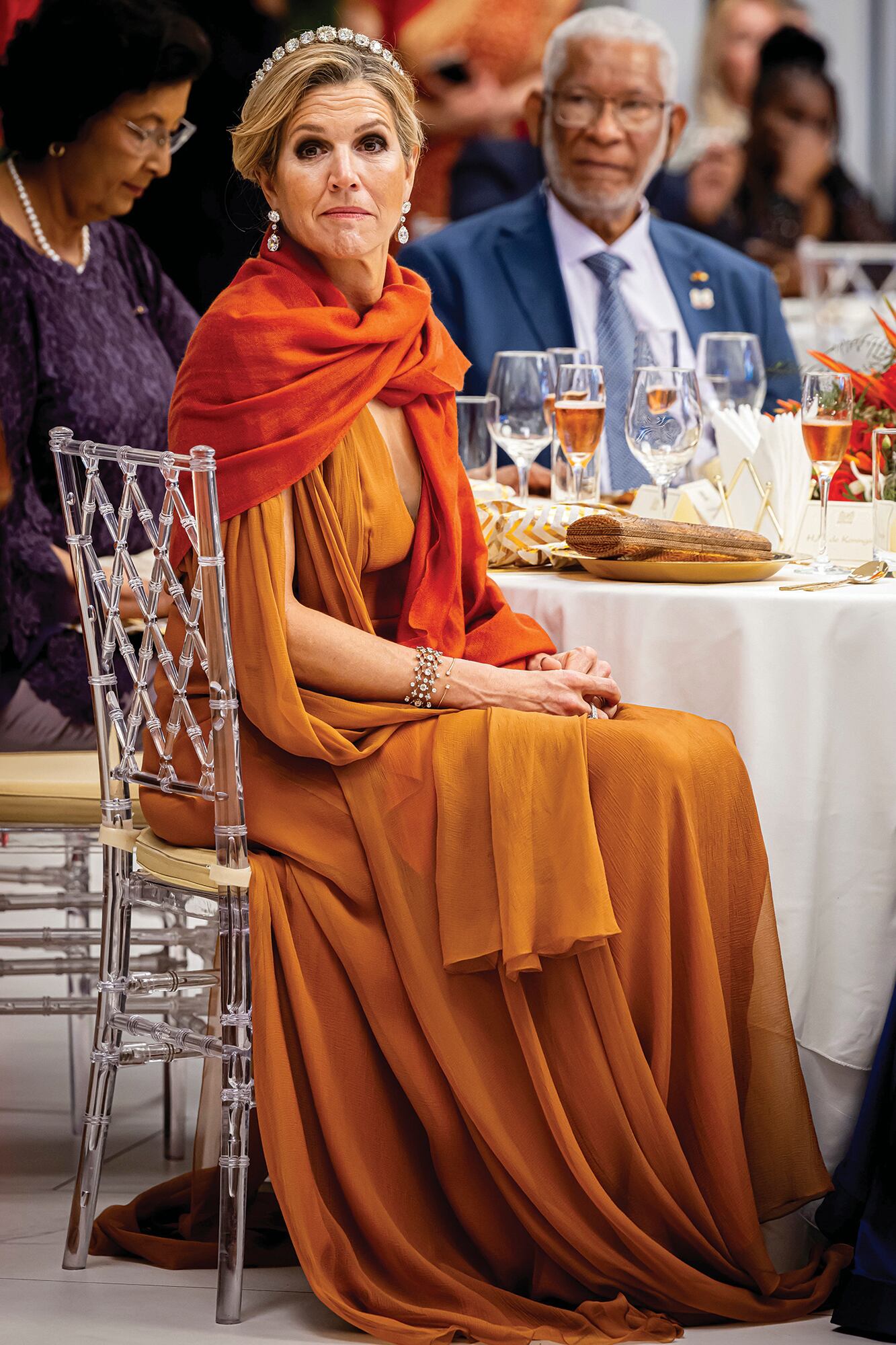 Para la cena de gala ofrecida en honor a los reyes de los Países Bajos, Máxima impactó con un estreno: un vaporoso vestido-capa estilo Old Hollywood, con profundo escote en V y espalda descubierta de Natan, al que le sumó un chal y sandalias de la misma firma