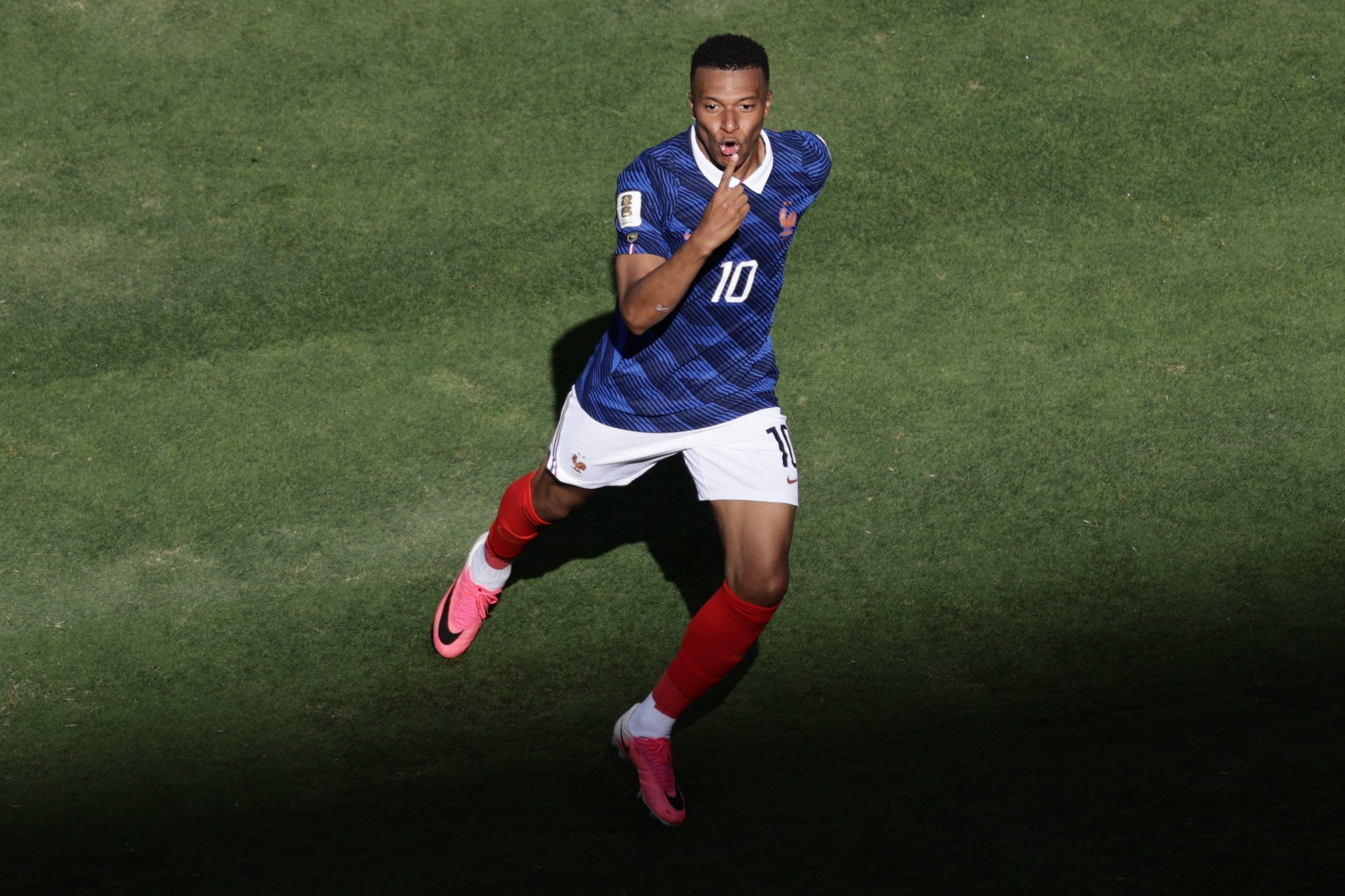 El festejo de Kylian Mbappé, que marcó dos goles en la victoria de Francia