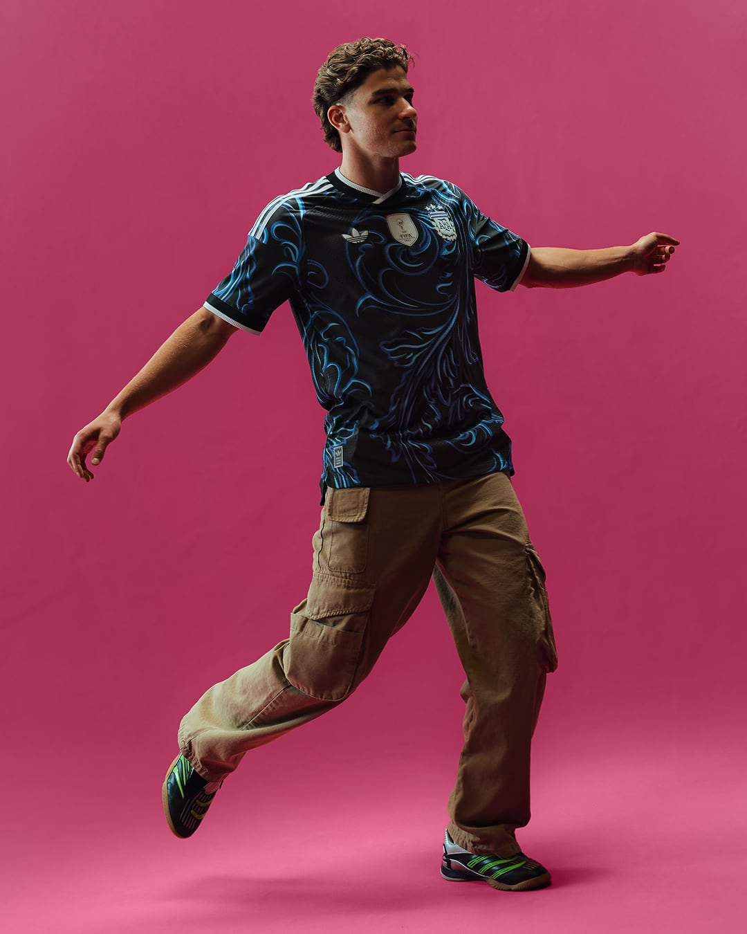 Julián Álvarez, una de las figuras de 2022, posó con la camiseta