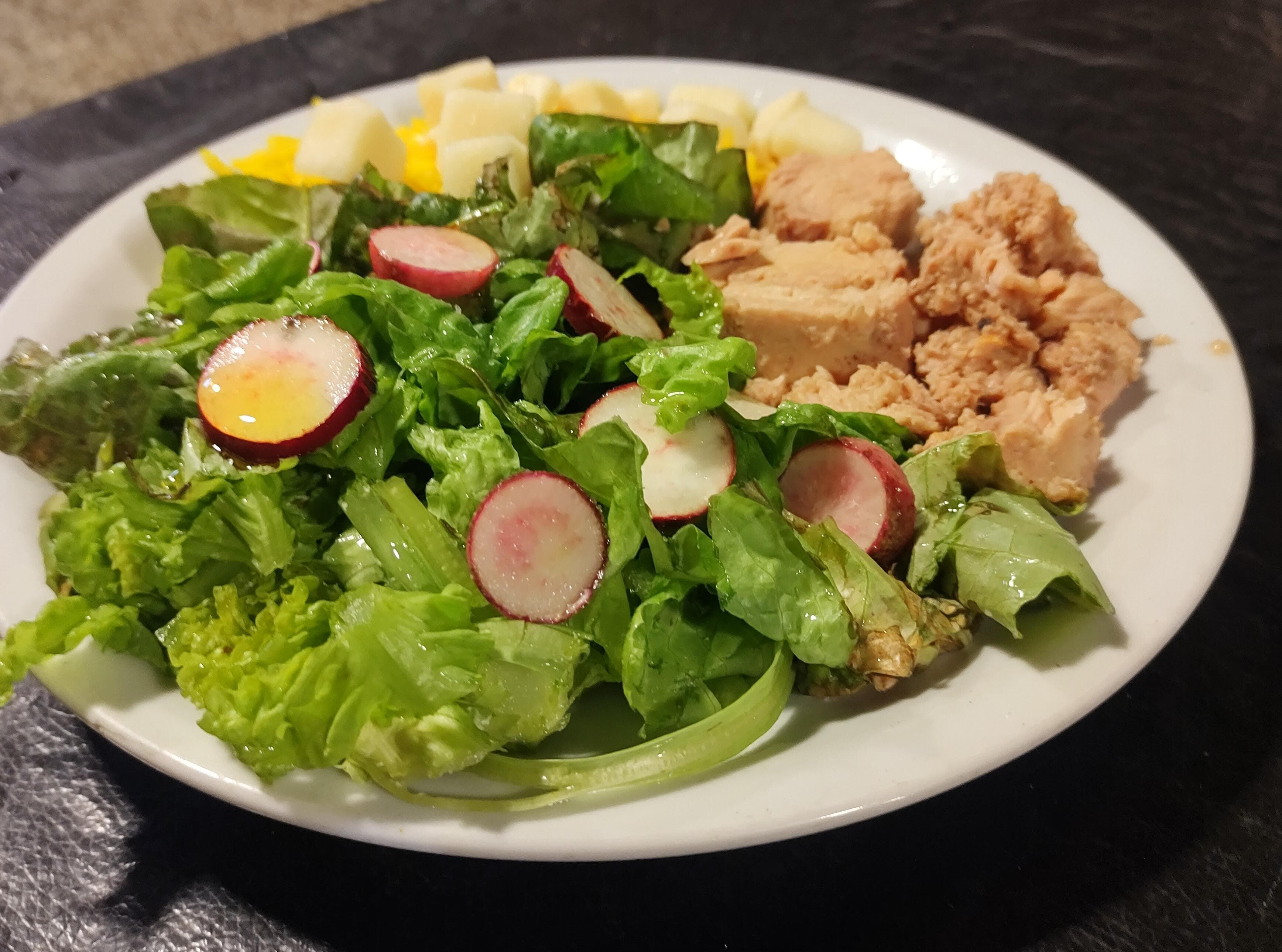 Un plato con verduras cultivadas en la huerta hidropónica en el MAPHI de Base Esperanza, Antártida
