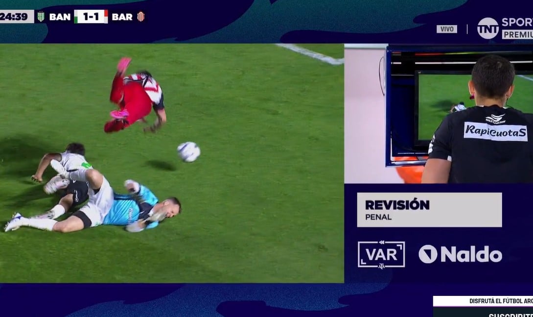 Banfield vs. Barracas Central, el penal de Sebastián Zunino y el que pretendió cobrar el VAR