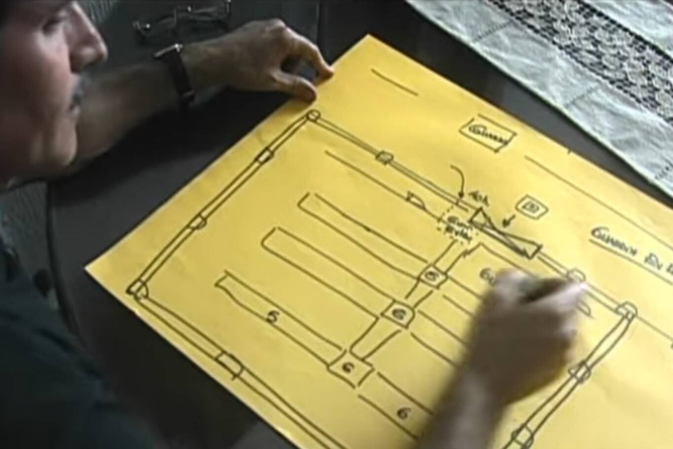 Fernando Vaca Narvaja muestra un bosquejo de lo que era la cárcel de Rawson para el documental Trelew