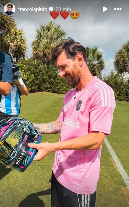 El día que Messi recibió el casco de Franco Colapinto firmado
