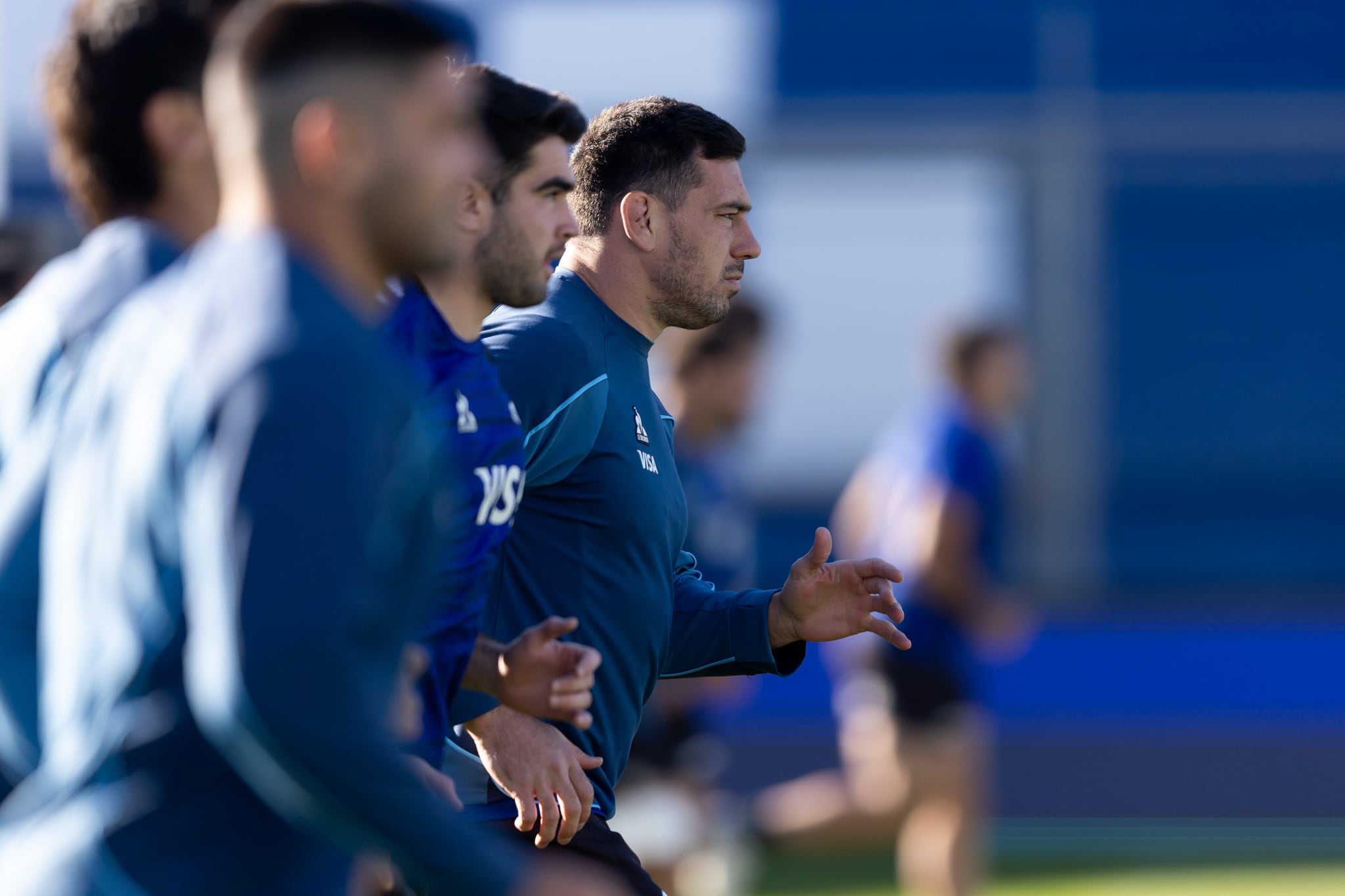 Guido Petti Pagadizábal sobresale en la fila en un ejercicio del captain's run en San Juan; el forward, un histórico de los Pumas, sumará su cap número 100 en la selección argentina de rugby.