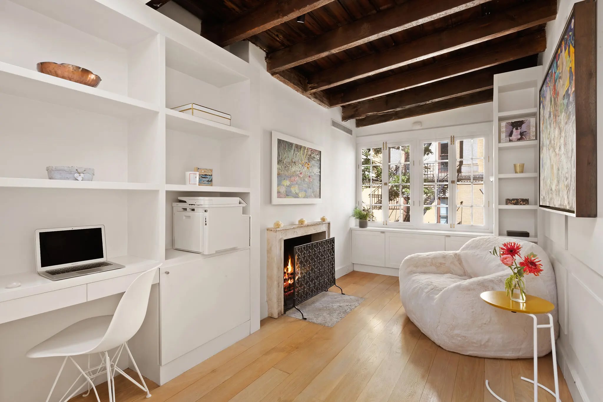 Nueva York: la casa más angosta de la ciudad se vendió por más de US$4 millones 11 Un espacio de relax y trabajo que conserva una de las tantas chimeneas de la casa