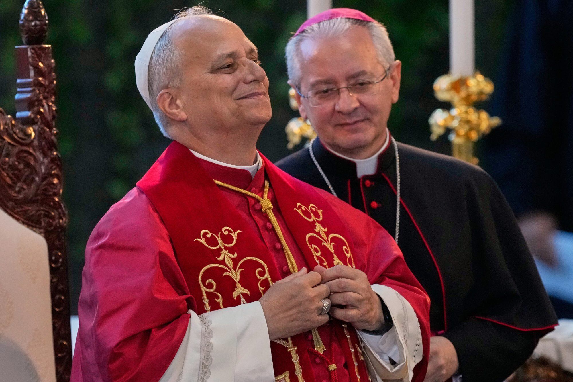 En medio de la guerra, el Líbano vivió un día de fiesta por el papa León, pero teme por el día después 14 Pope Leo XIV gestures as he gathers with bishops, priests, consecrated persons and pastoral workers at the Our Lady of Lebanon basilica in Harissa, Lebanon, Monday, Dec. 1, 2025. (AP Photo/Hussein Malla)