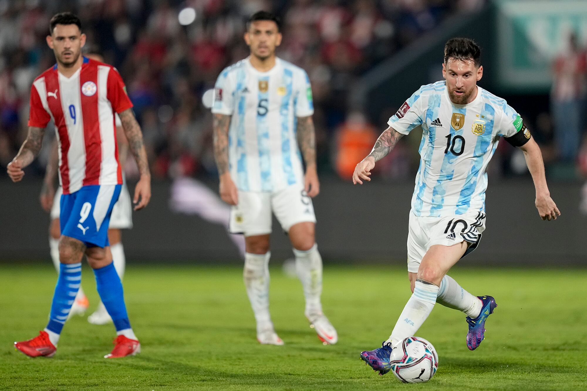 Messi volverá a actuar en el Defensores del Chaco, donde al seleccionado argentino lo espera un Paraguay aguerrido; Leandro Paredes también estaría desde el comienzo.