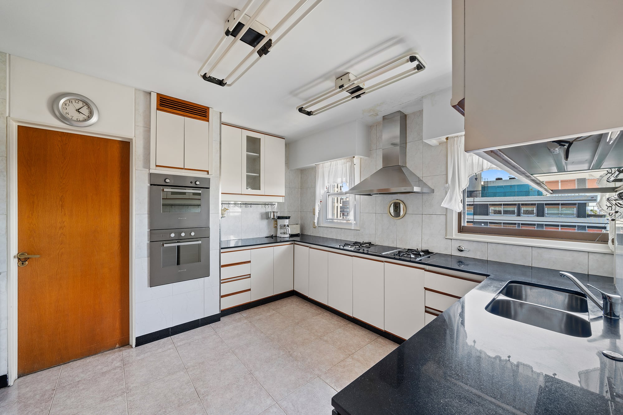 Cocina conectada al comedor diario, con lavadero independiente y dependencias de servicio