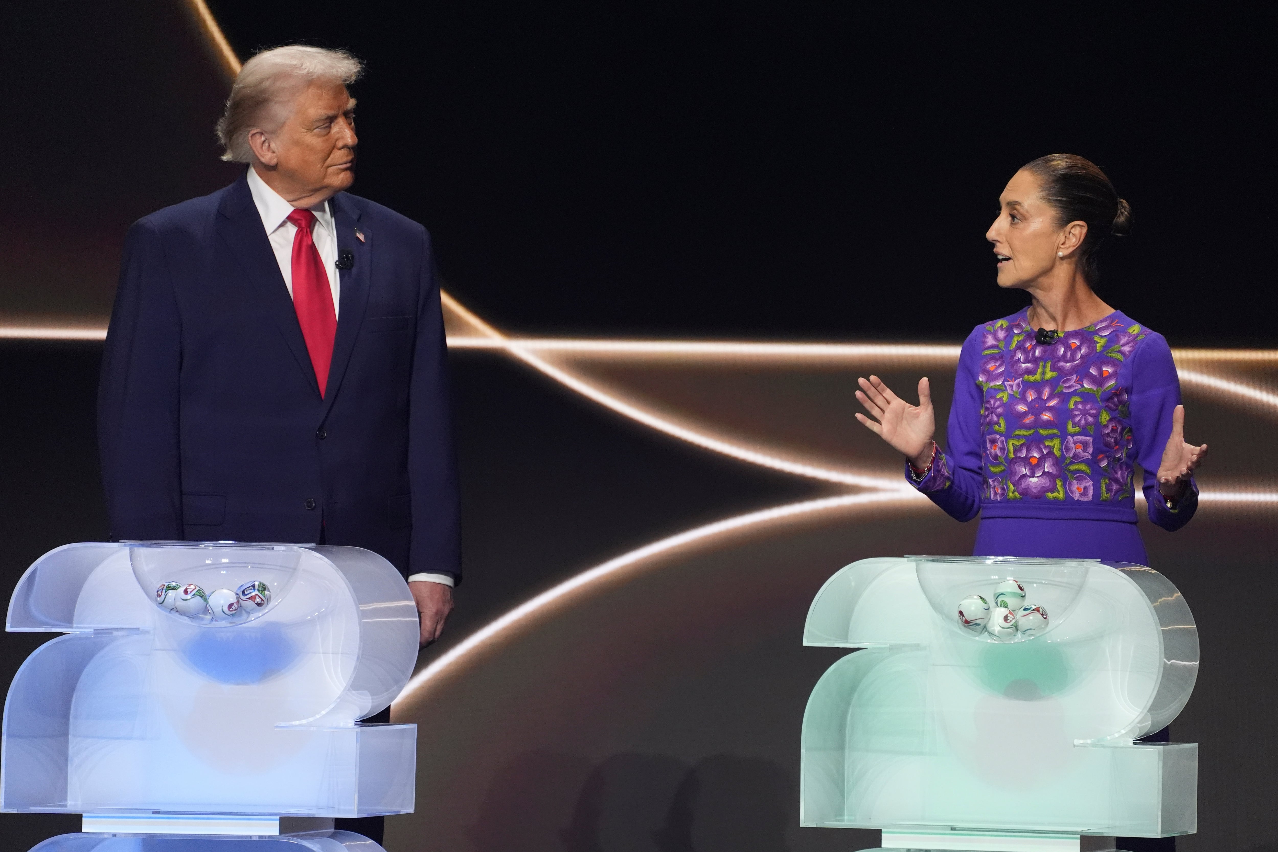 La presidenta de México, Claudia Sheinbaum, habla junto al presidente de Estados Unidos, Donald Trump, durante durante el sorteo del Mundial
