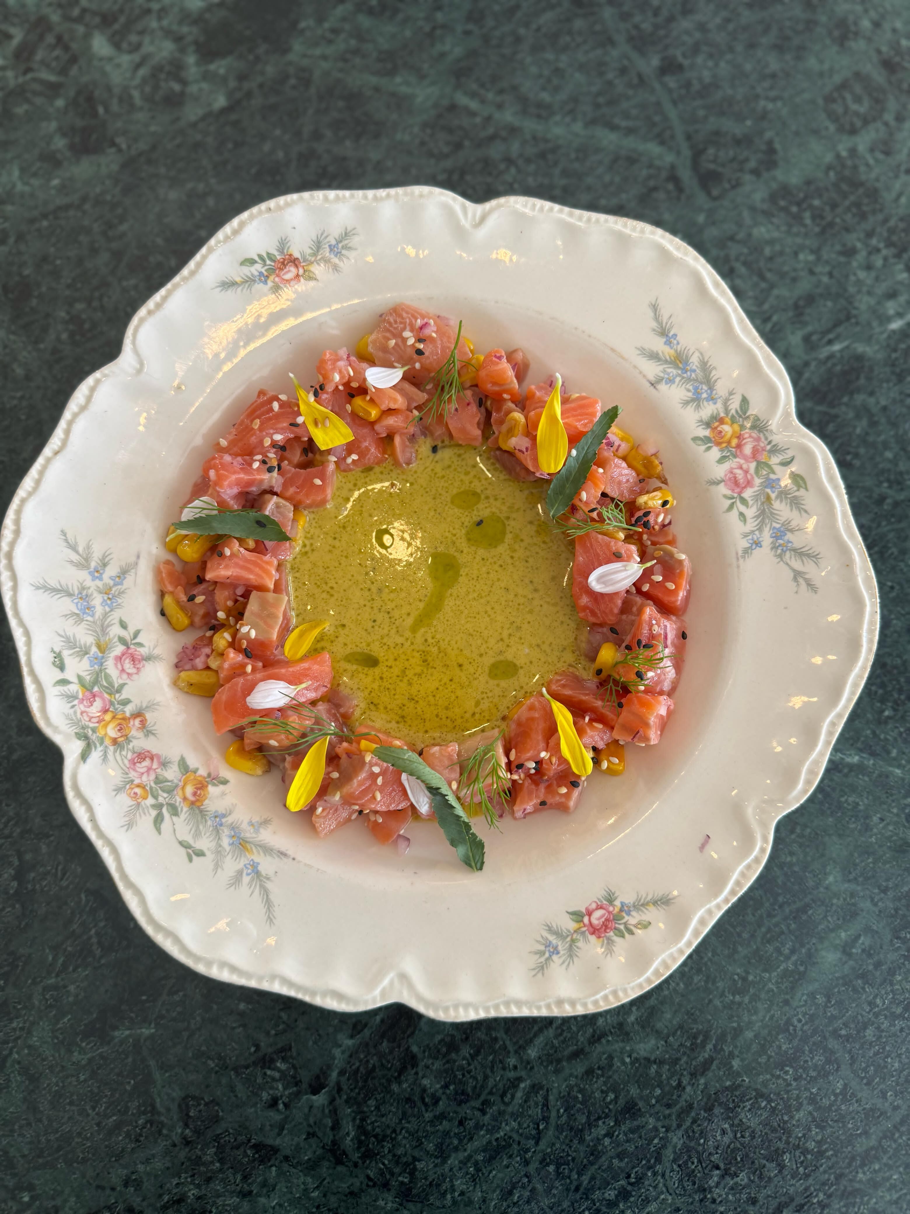 Ceviche de trucha, maracuyá, ají amarillo, huacatay y choclo salteado.