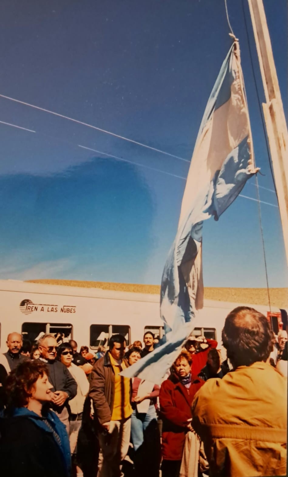 Momento emotivo en 2003: izamiento de la bandera en la estación San Antonio de los Cobres