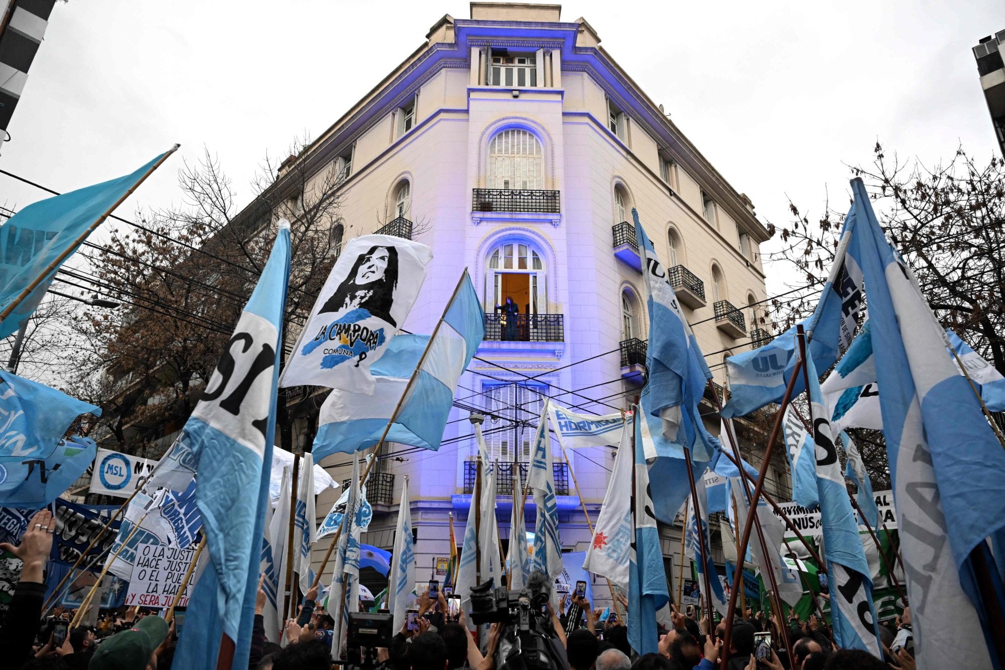 Una manifestación de apoyo a Cristina Kirchner en San José 1111, donde la expresidenta cumple con la prisión domiciliaria